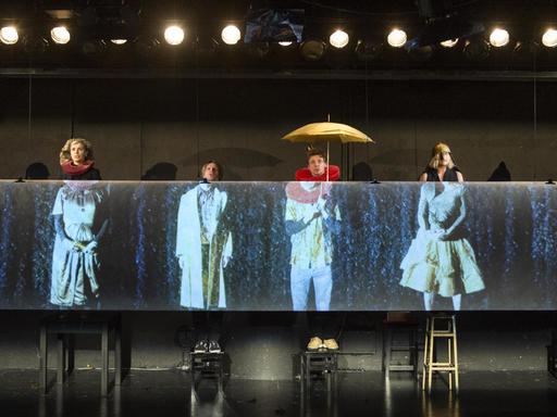 Das Fringe-Ensemble auf der Probebühne am Theater Bonn spielt eine Szene aus dem Stück "Lieber Gold im Mund als Porzellan im Schrank".