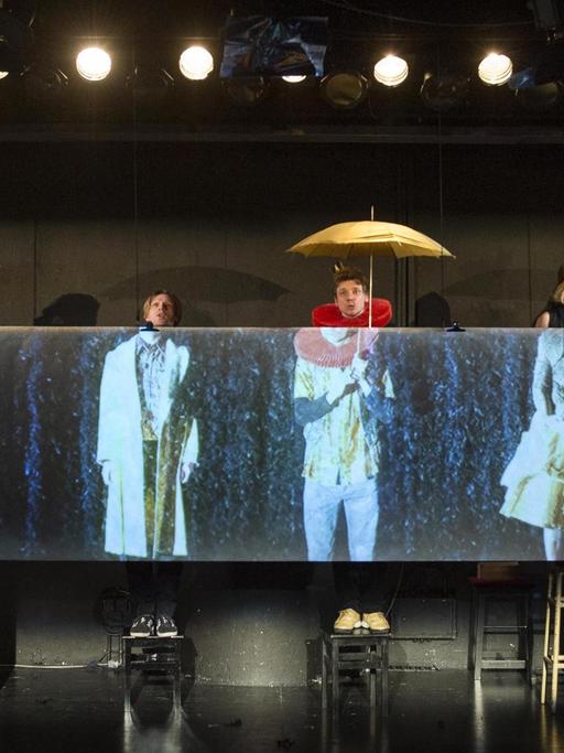 Das Fringe-Ensemble auf der Probebühne am Theater Bonn spielt eine Szene aus dem Stück "Lieber Gold im Mund als Porzellan im Schrank".