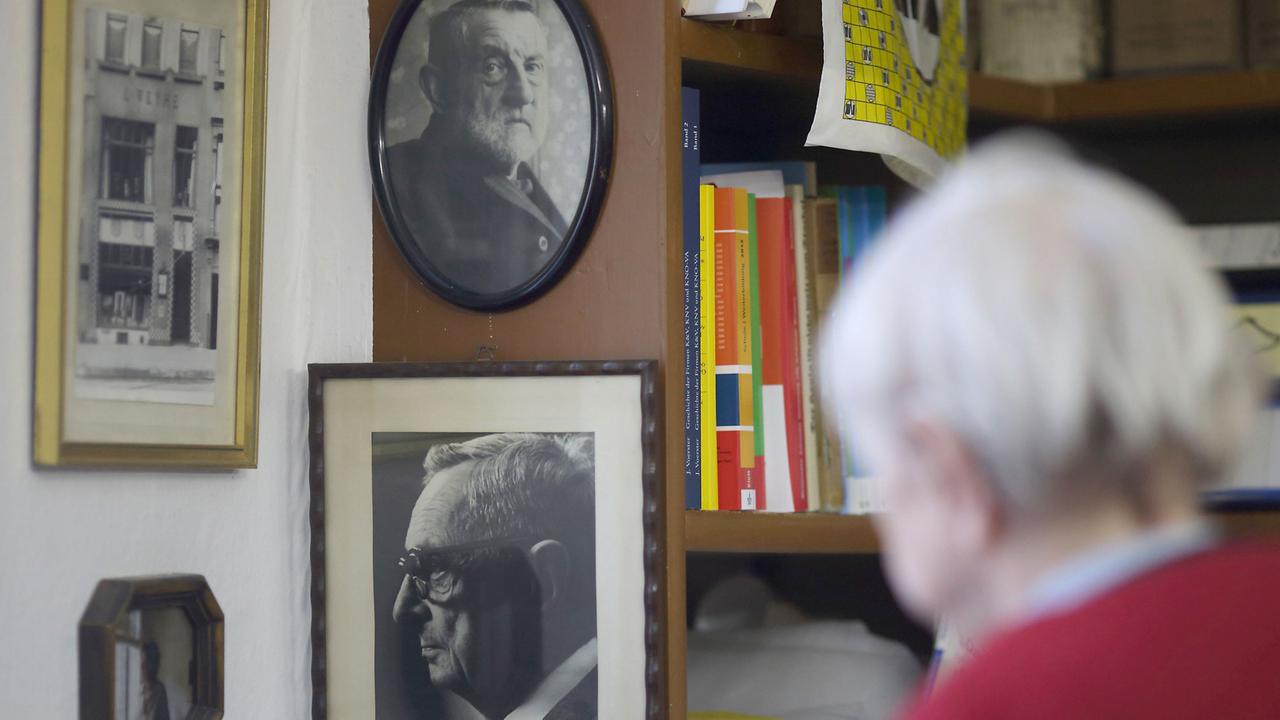Die Buchhändlerin Helga Weyhe steht am 03.12.2012 im Büro ihrer Buchhandlung in der Hansestadt Salzwedel (Sachsen-Anhalt) vor Porträts ihres Großvaters Heinrich (oben) und ihres Vaters Walter. Die am 11.12.1922 hier geborene Frau ist die vermutlich die älteste aktive Buchhändlerin der Nation. Sie handelt seit 1945 in ihrem Geburtshaus mit Literatur. Die traditionsreiche altmärkische Buchhandlung wurde 1840 gegründet und wird in dritter Familiengeneration geführt. Die Buchhändlerin Helga Weyhe steht am 03.12.2012 im Büro ihrer Buchhandlung in der Hansestadt Salzwedel (Sachsen-Anhalt) vor Porträts ihres Großvaters Heinrich (oben) und ihres Vaters Walter. Die am 11.12.1922 hier geborene Frau ist die vermutlich die älteste aktive Buchhändlerin der Nation. Sie handelt seit 1945 in ihrem Geburtshaus mit Literatur. Die traditionsreiche altmärkische Buchhandlung wurde 1840 gegründet und wird in dritter Familiengeneration geführt.