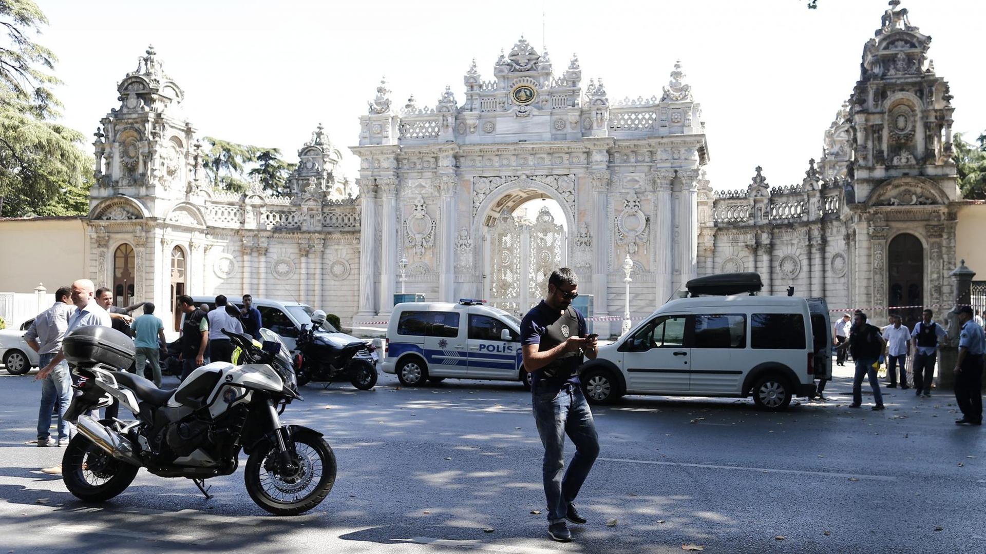 Polizeifahrzeuge stehen vor dem Dolmabahce-Palast in Istanbul Polizeifahrzeuge stehen vor dem Dolmabahce-Palast in Istanbul