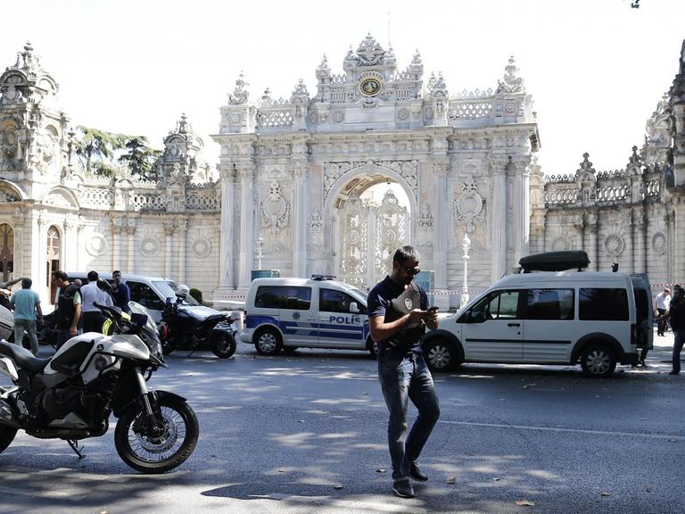 Polizeifahrzeuge stehen vor dem Dolmabahce-Palast in Istanbul