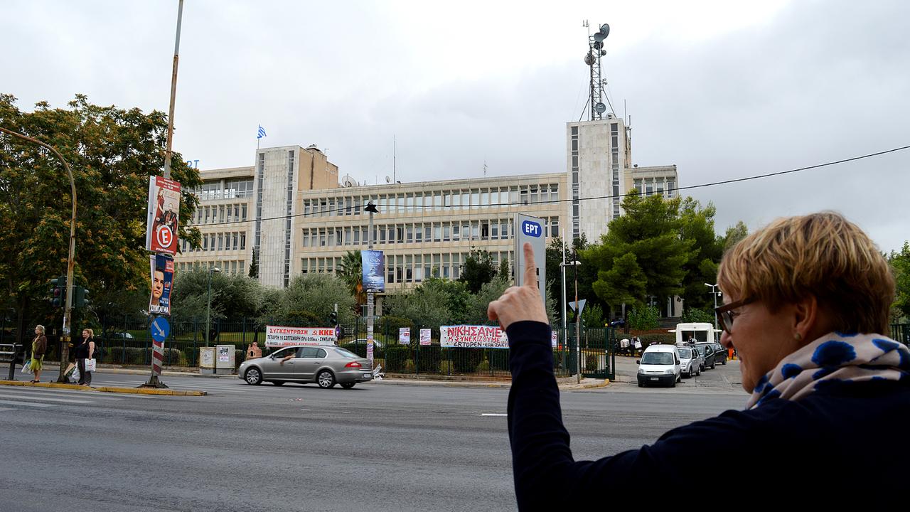 Hier geht’s lang: Redakteurin Britta Bürger weist den Weg zum griechischen Staatssender ERT.
