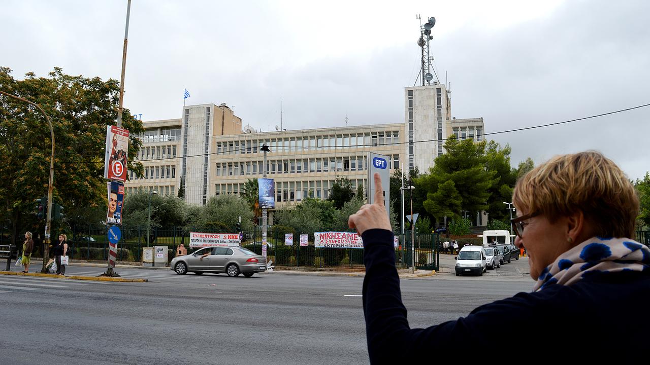 Hier geht’s lang: Redakteurin Britta Bürger weist den Weg zum griechischen Staatssender ERT. Hier geht’s lang: Redakteurin Britta Bürger weist den Weg zum griechischen Staatssender ERT.