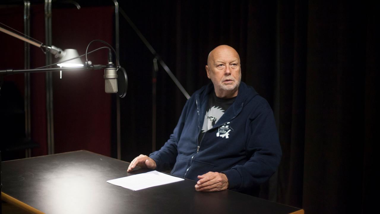 Thomas Thieme sitzt am Tisch in unserem Studio, ein Manuskript vor sich auf dem Tisch liegend Thomas Thieme sitzt am Tisch in unserem Studio, ein Manuskript vor sich auf dem Tisch liegend