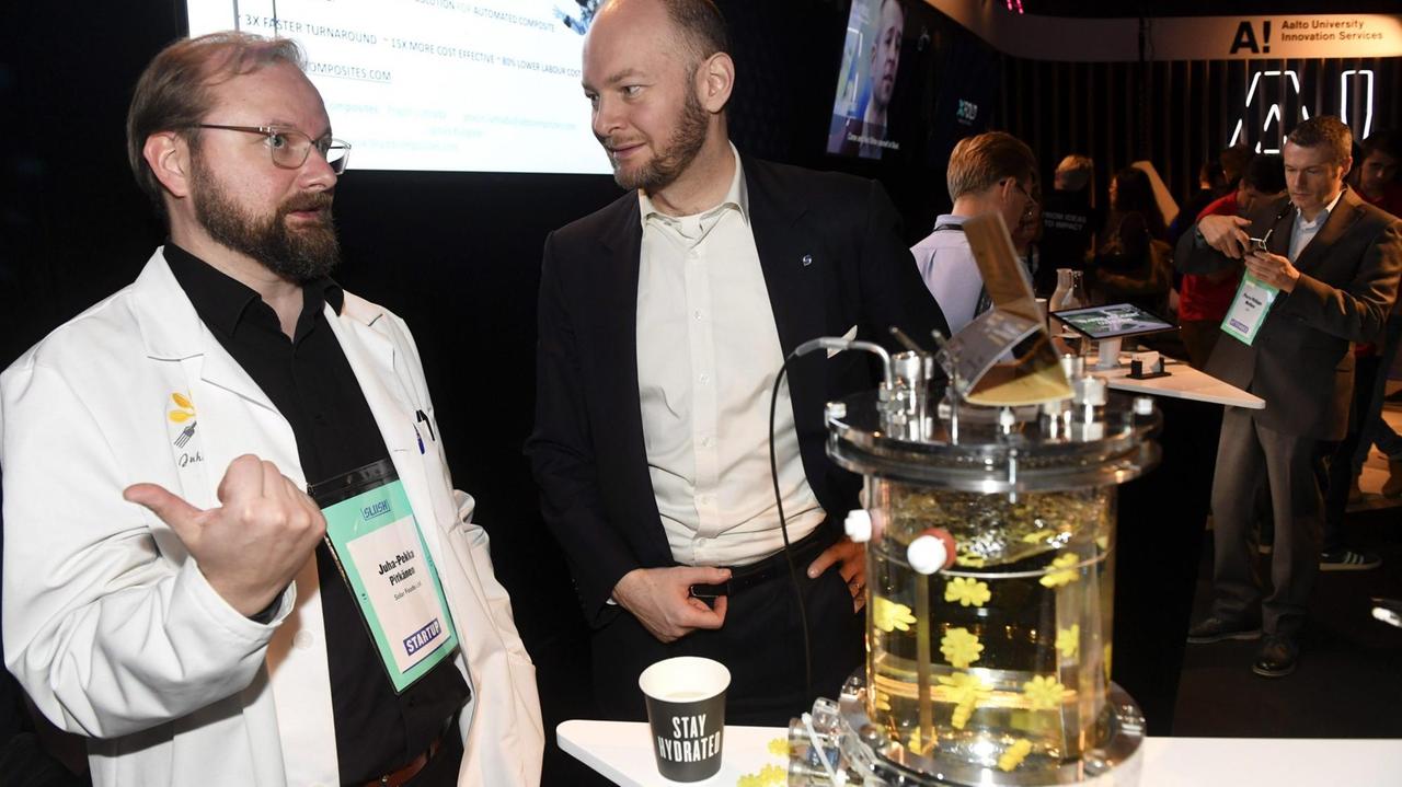 Juha-Pekka Pitkänen von der Firma Solar Foods erklärt dem finnischen Europa-Minister Sampo Terho die Idee seines Start-ups. Juha-Pekka Pitkänen von der Firma Solar Foods erklärt dem finnischen Europa-Minister Sampo Terho die Idee seines Start-ups.