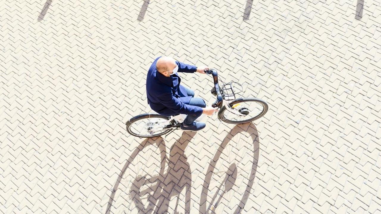 Die Drohnenansicht eines Fahrradfahrers auf einem E Bike. (Symbolfoto) Die Drohnenansicht eines Fahrradfahrers auf einem E Bike. (Symbolfoto)