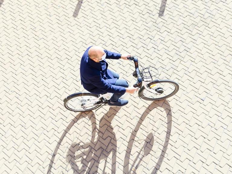 Die Drohnenansicht eines Fahrradfahrers auf einem E Bike. (Symbolfoto)