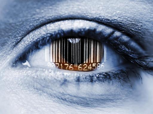 Ein Barcode spiegelt sich in einem Auge