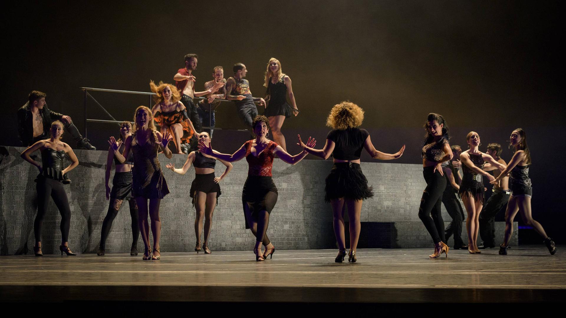 Die West Side Story von Leonard Bernstein am Staatstheater in Saarbrücken: Premiere war am 01. Oktober 2016.