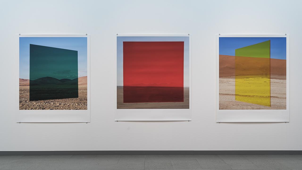 Drei verschiedene farbige geometrische Fotoarbeiten aus der Ausstellung im NRW Forum
