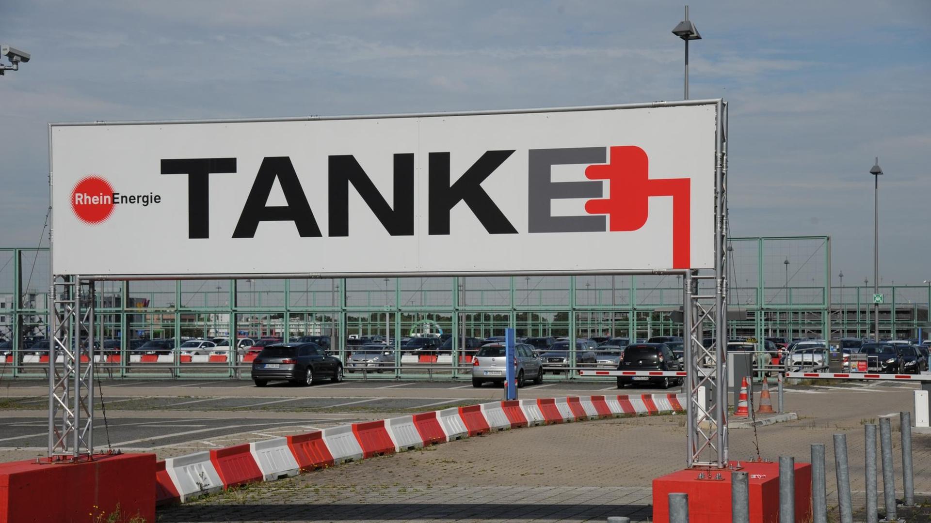Ein Elektrofahrzeug tankt an einer Stromtankstelle, aufgenommen am 26.06.2015 am Köln Bonn Airport. Ein Elektrofahrzeug tankt an einer Stromtankstelle, aufgenommen am 26.06.2015 am Köln Bonn Airport.
