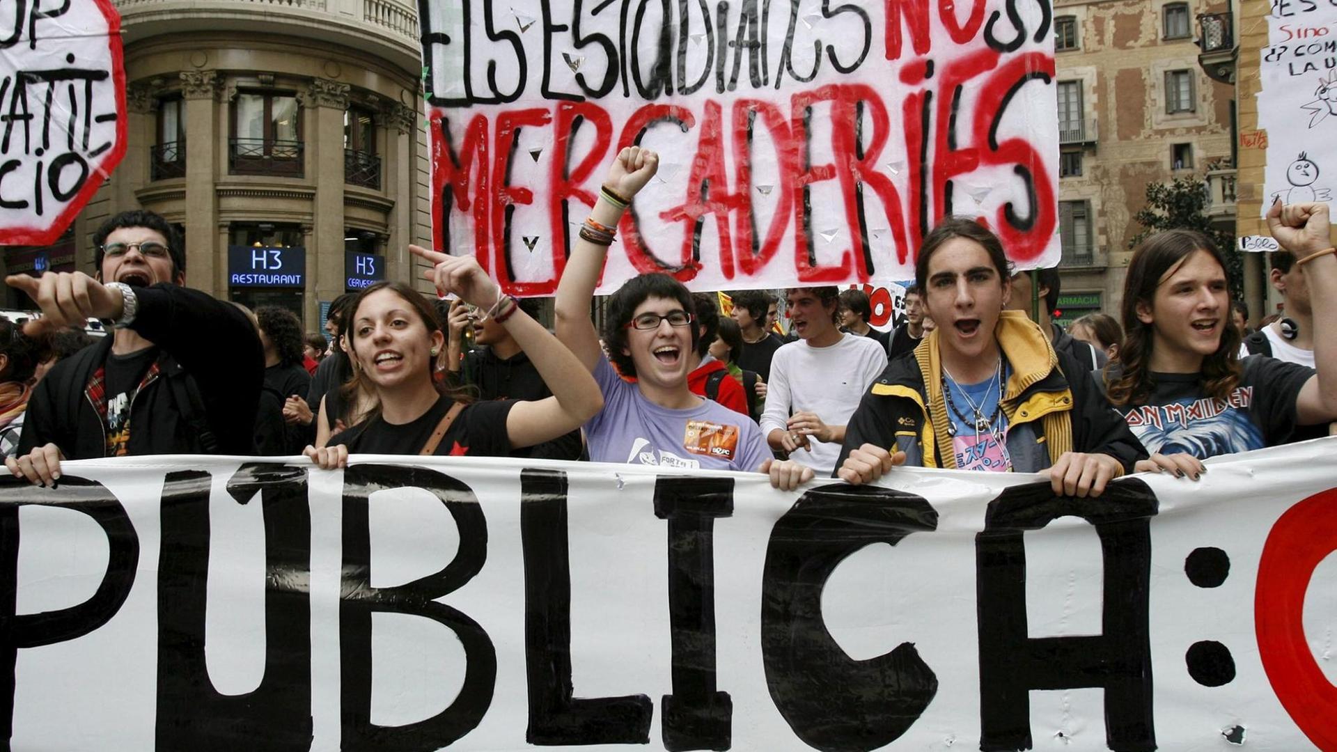 Studenten protestieren 2006 in Barceclona gegen die Bologna Reform. Studenten protestieren 2006 in Barceclona gegen die Bologna Reform.
