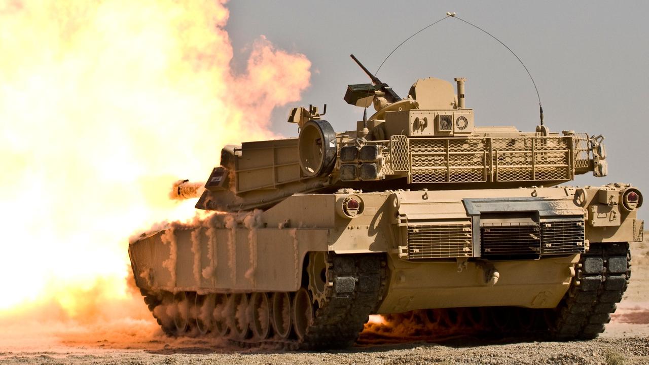 Ein mit irakischen Soldaten besetzter Panzer feuert auf einem Schießplatz im Rahmen eines gemeinsamen Manövers des US-amerikanischen und des irakischen Militärs.