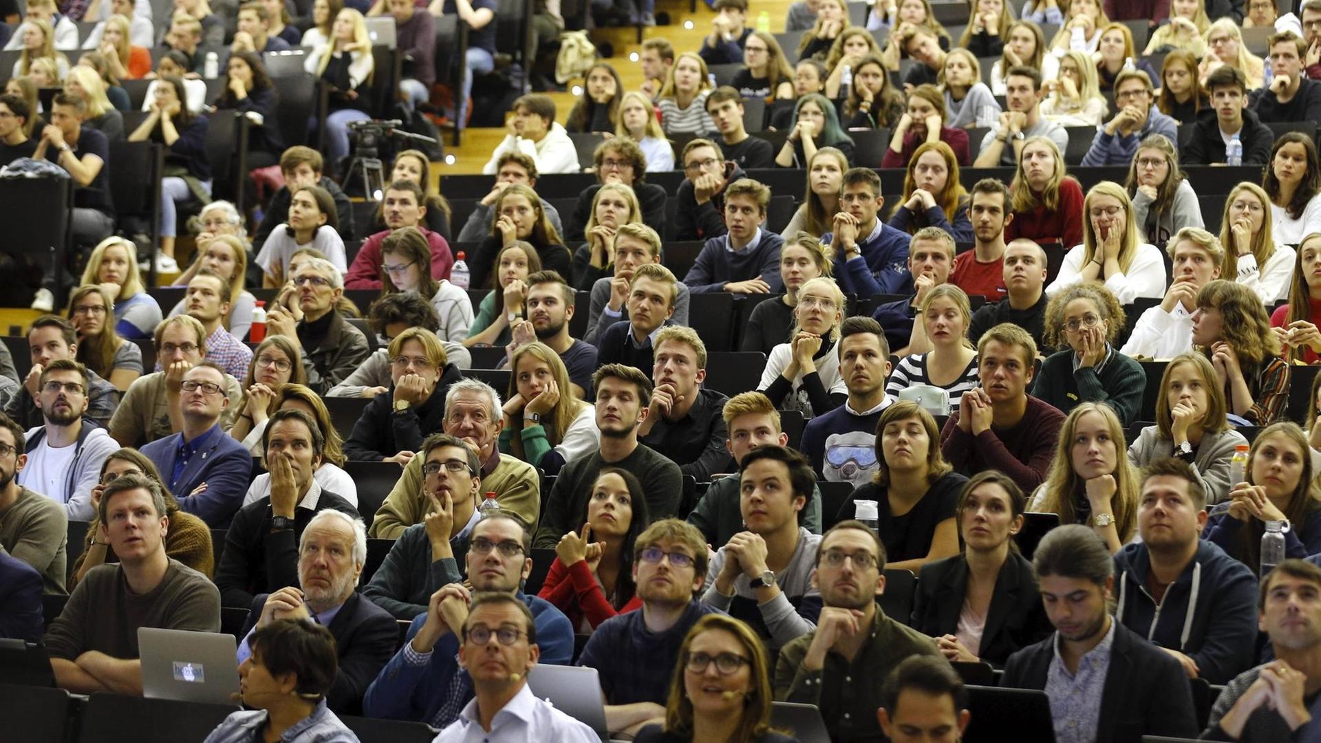 Ein voller Hörsaal mit vielen Menschen unterschiedlichen Alters. Ein voller Hörsaal mit vielen Menschen unterschiedlichen Alters.