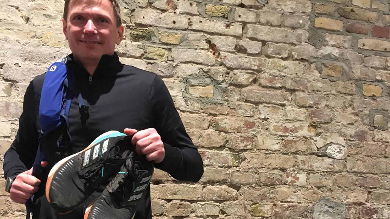 Der Turnschuhpendler Daniel Klarowski zeigt vor einer Ziegelwand seine Luftschuhe. Der Turnschuhpendler Daniel Klarowski zeigt vor einer Ziegelwand seine Luftschuhe.