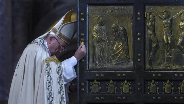 Papst Franziskus schließt die Heilige Pforte des Petersdom und beendet damit das Heilige Jahr der Barmherzigkeit