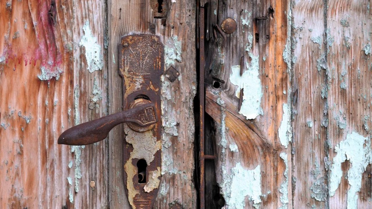 Die Holztür eines leer stehenden Hauses Die Holztür eines leer stehenden Hauses