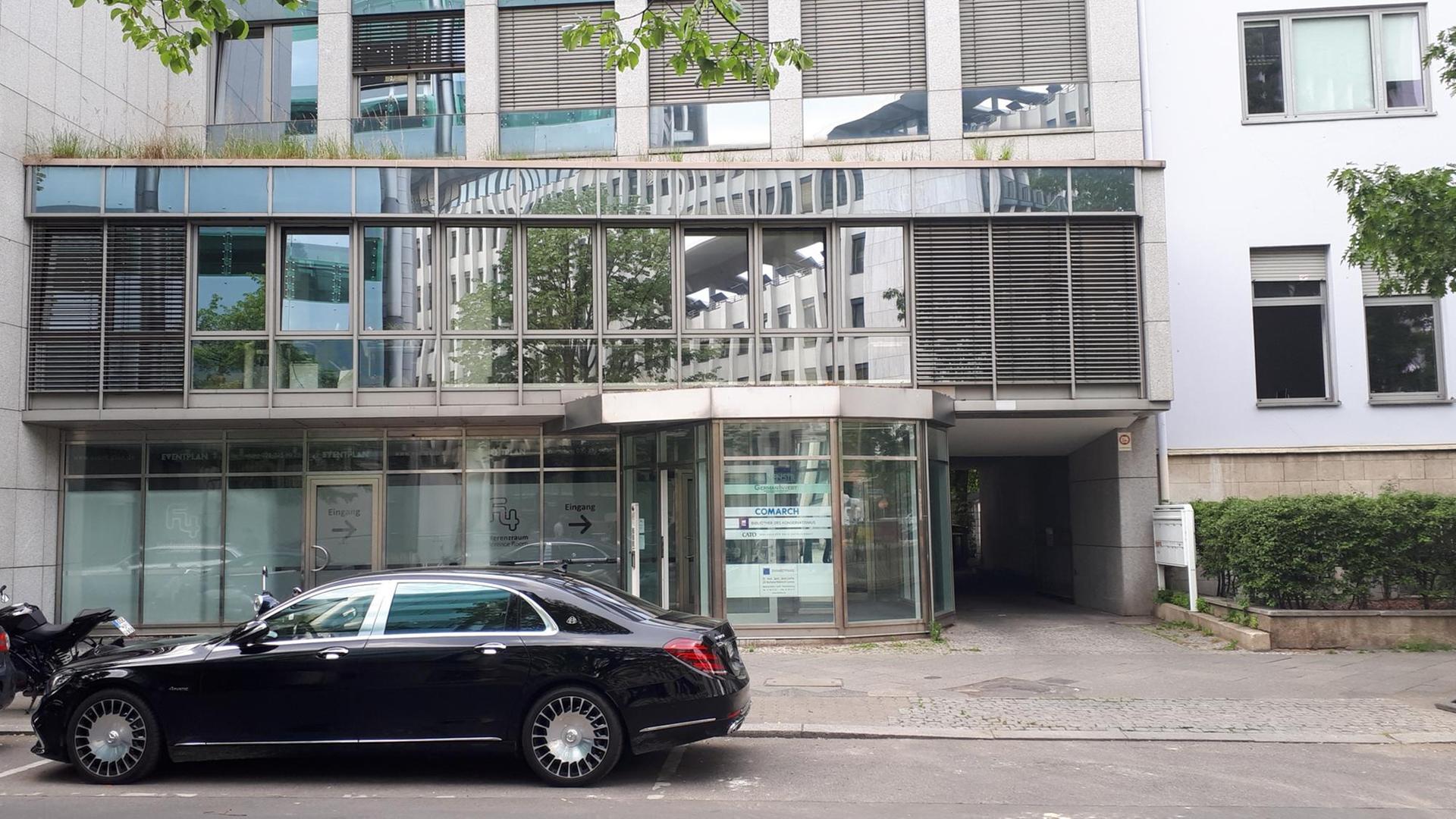 Auf dem Bild ist die Außenfassade der Bibliothek des Konservatismus zu sehen Auf dem Bild ist die Außenfassade der Bibliothek des Konservatismus zu sehen