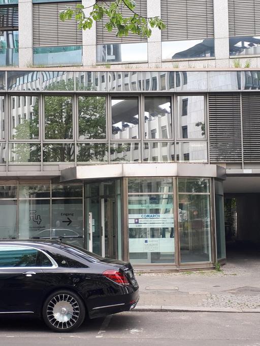 Auf dem Bild ist die Außenfassade der Bibliothek des Konservatismus zu sehen