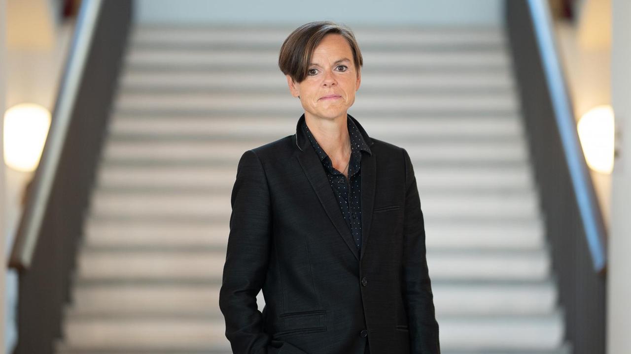 Die Autorin Antje Rávik Strubel vor einer Treppe. Die Autorin Antje Rávik Strubel vor einer Treppe.