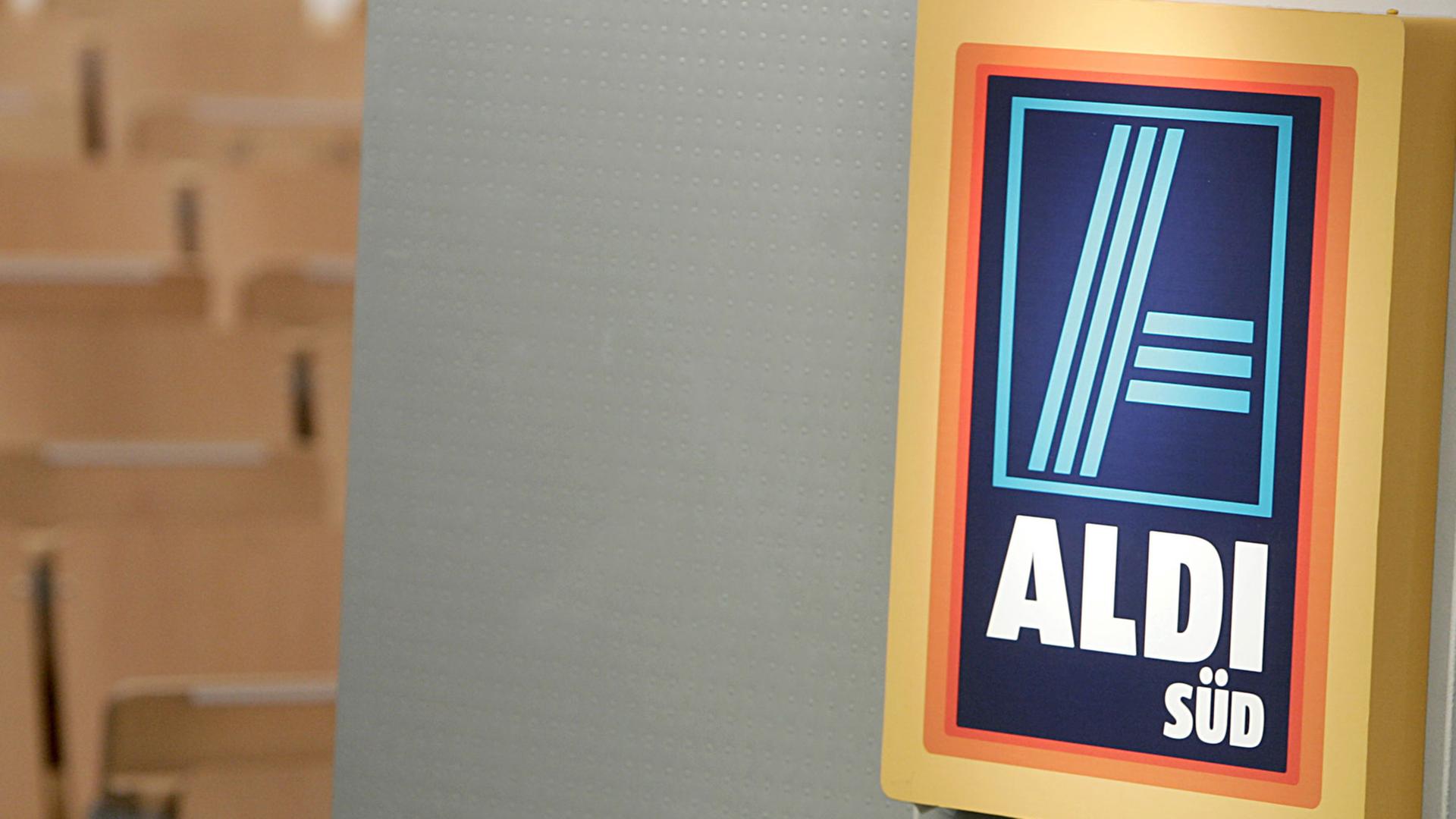 Ein von der Lebensmittelkette Aldi Süd gesponsorter Hörsaal in der Fachhochschule in Wiesbaden Ein von der Lebensmittelkette Aldi Süd gesponsorter Hörsaal in der Fachhochschule in Wiesbaden