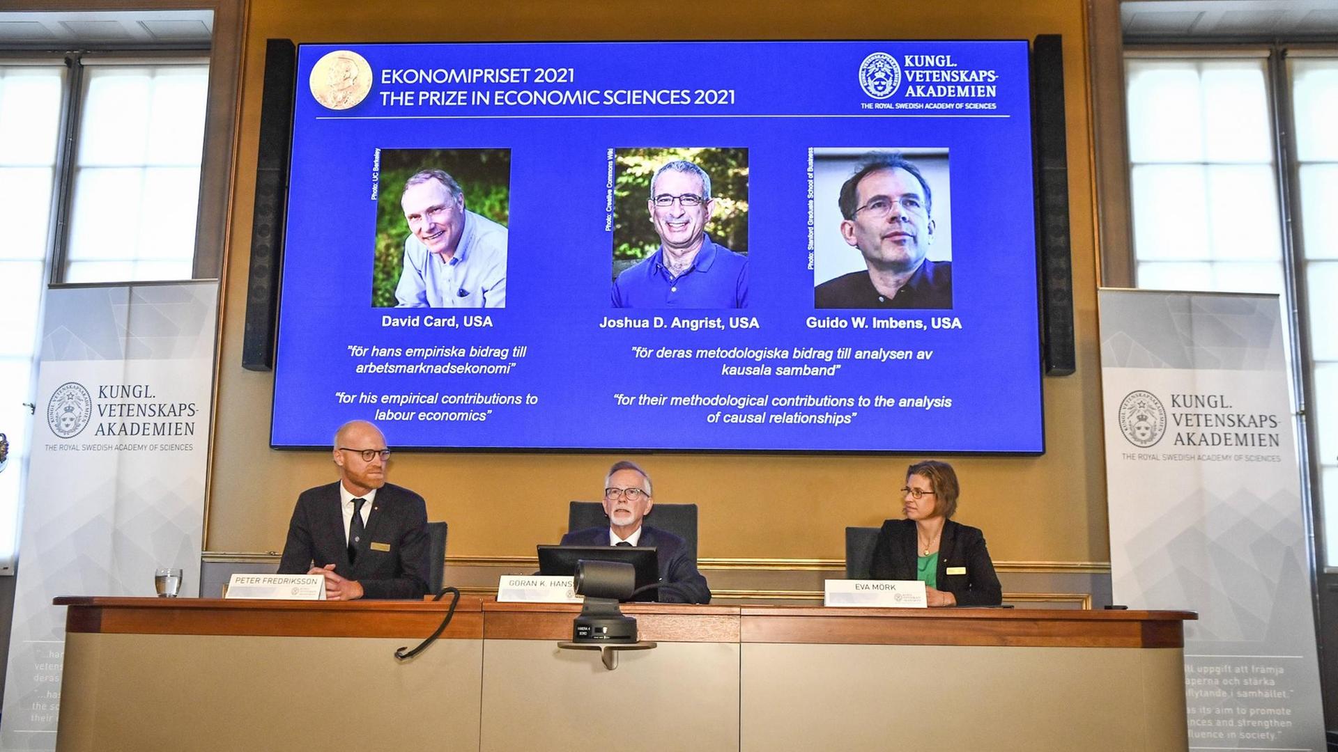 Drei Vertreter des Nobel-Komitees geben die Preisträger des Wirtschafts-Nobelpreises bekannt. Drei Vertreter des Nobel-Komitees geben die Preisträger des Wirtschafts-Nobelpreises bekannt.
