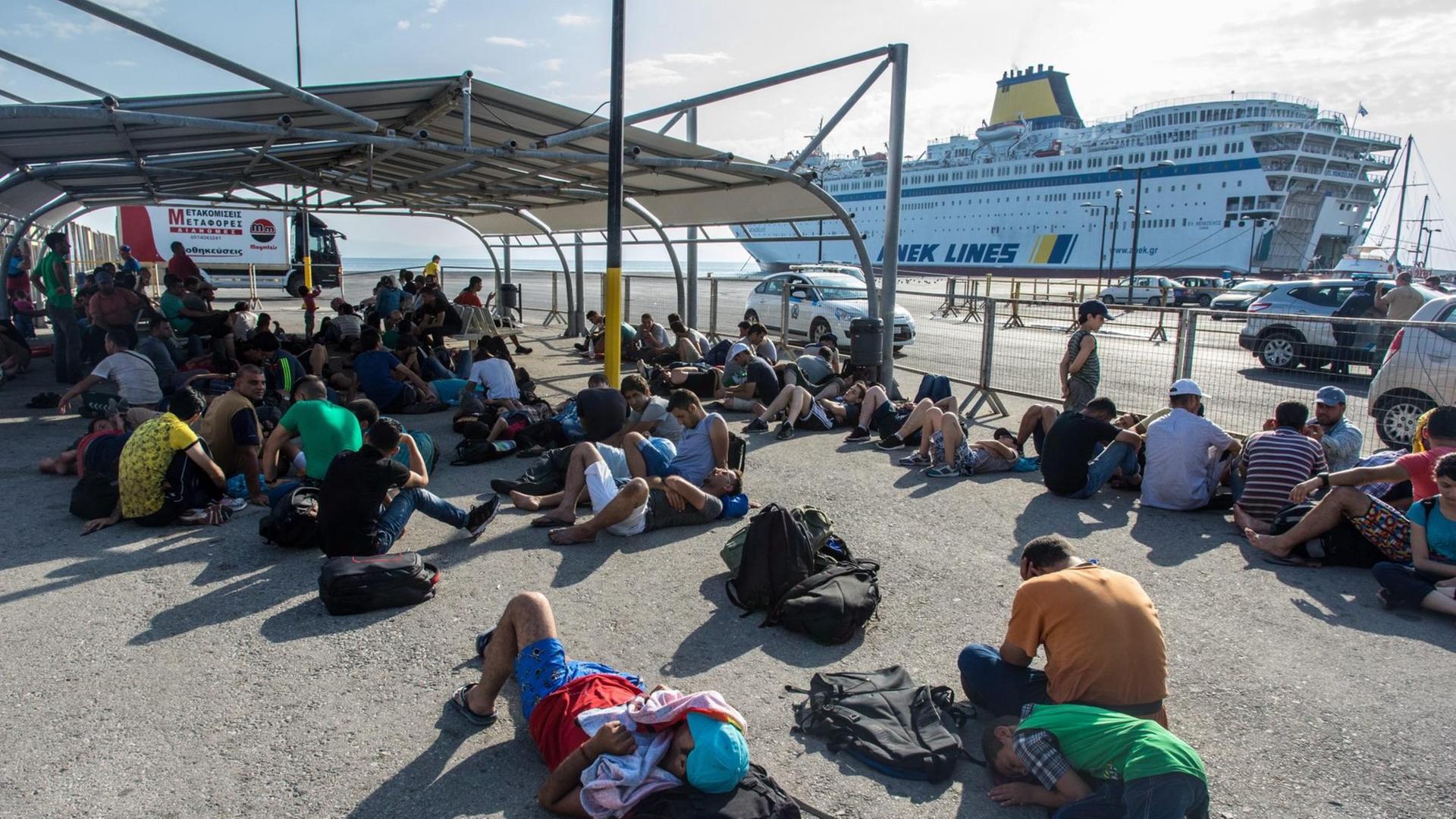 Syrische Flüchtlinge warten im Hafen von Kos auf Zugang zum Fährschiff "Eleftheros Venizelos".