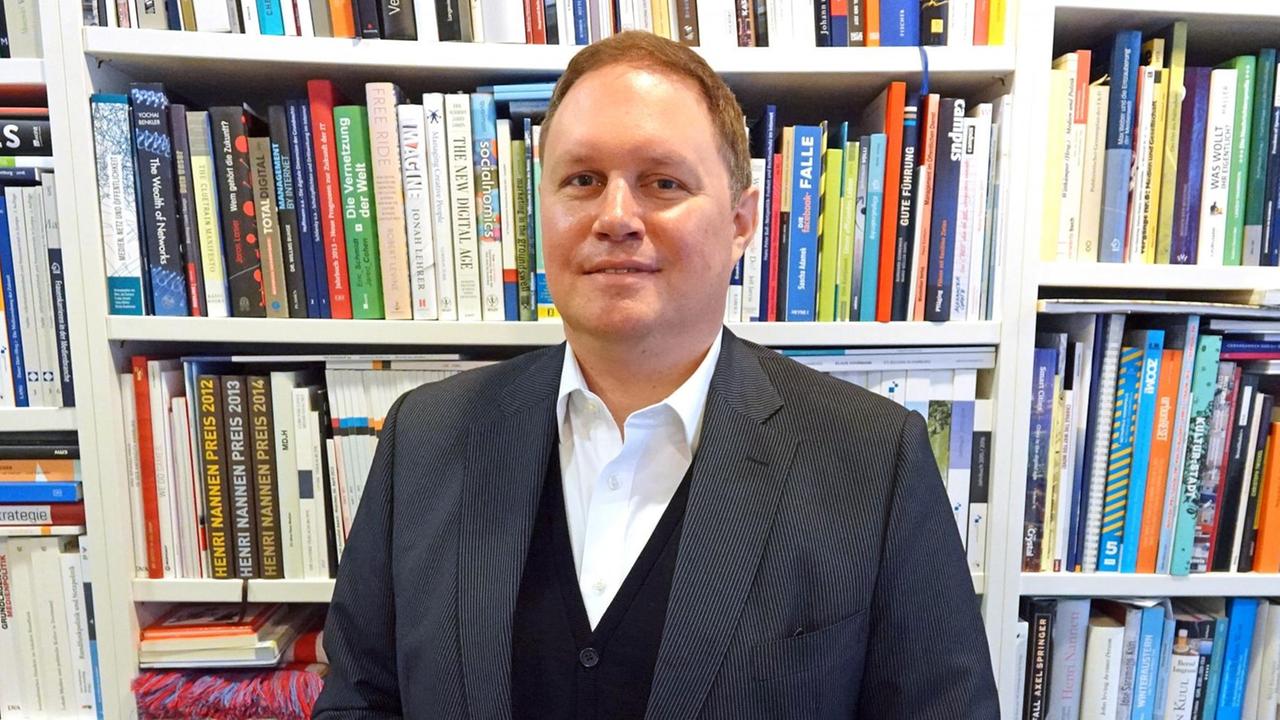 Hamburgs Kultursenator Carsten Brosda steht vor einem Bücherregal Hamburgs Kultursenator Carsten Brosda steht vor einem Bücherregal