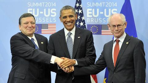 EU-Kommissionspräsident Barroso, US-Präsident Obama und EU-Ratspräsident Van Rompuy geben sich gleichzeitig die Hände
