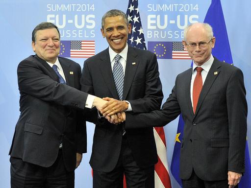 EU-Kommissionspräsident Barroso, US-Präsident Obama und EU-Ratspräsident Van Rompuy geben sich gleichzeitig die Hände