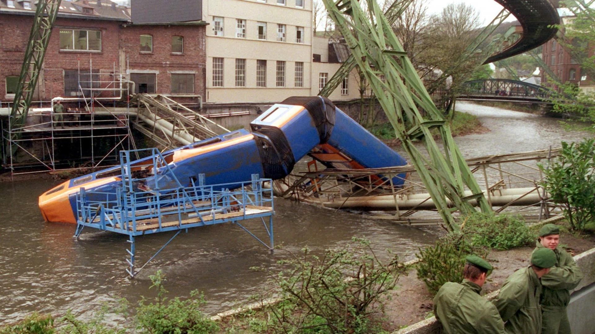 Foto des abgestürzten Wagons der Wuppertaler Schwebebahn aus dem Jahr 1999 Foto des abgestürzten Wagons der Wuppertaler Schwebebahn aus dem Jahr 1999