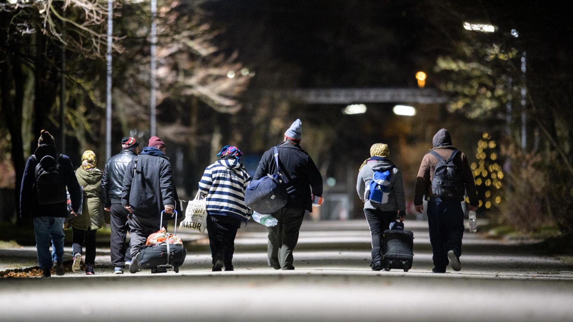 Obdachlose gehen am 14.12.2017 über das Gelände der Bayernkaserne in München (Bayern) in Richtung der Nachtunterkunft für Obdachlose. Obdachlose gehen am 14.12.2017 über das Gelände der Bayernkaserne in München (Bayern) in Richtung der Nachtunterkunft für Obdachlose.