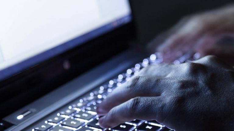 Hände tippen auf einer Computertastatur. Hände tippen auf einer Computertastatur.
