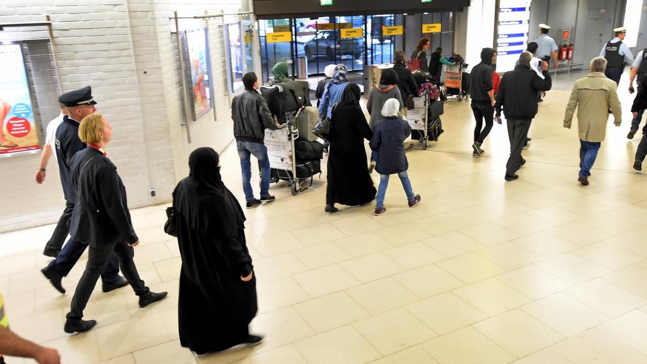 In Hannover sind die ersten syrische Flüchtlinge angekommen, die nach dem EU-Türkei-Abkommen aufgenommen werden. In Hannover sind die ersten syrische Flüchtlinge angekommen, die nach dem EU-Türkei-Abkommen aufgenommen werden.