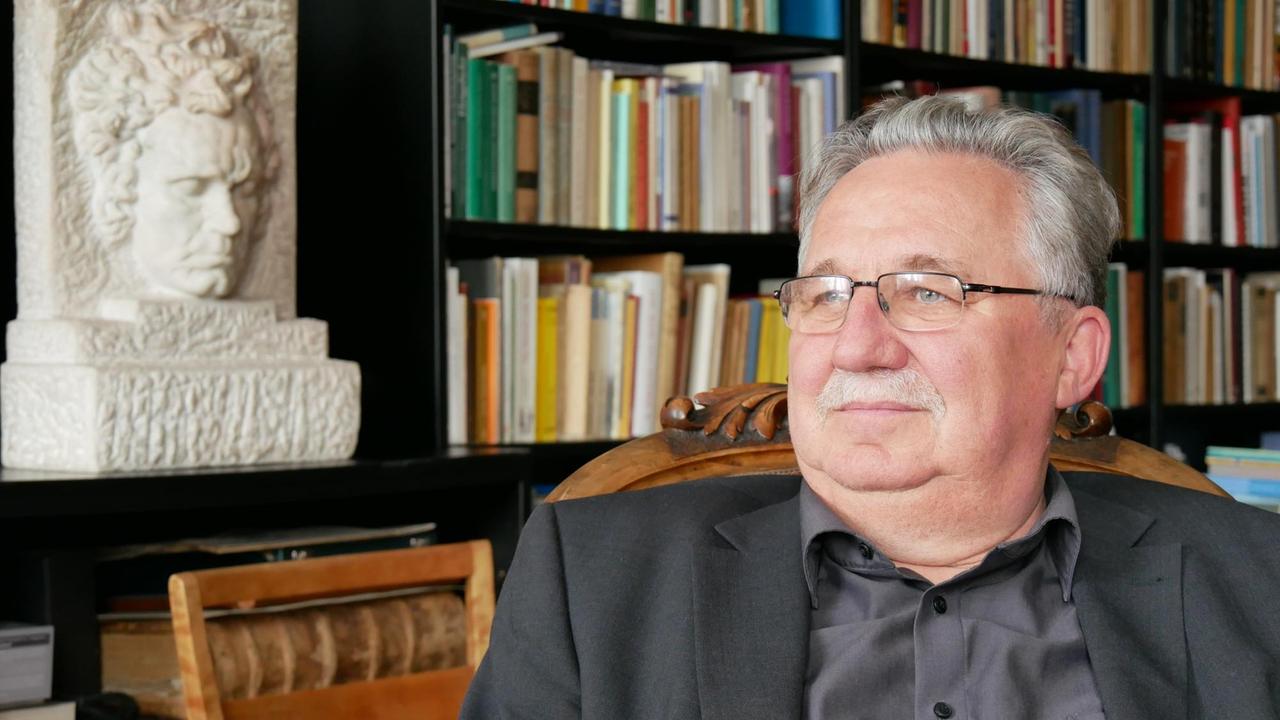 Von Beethoven beobachtet - der Musikhistoriker Helmut Loos in seinem Arbeitszimmer. Von Beethoven beobachtet - der Musikhistoriker Helmut Loos in seinem Arbeitszimmer.