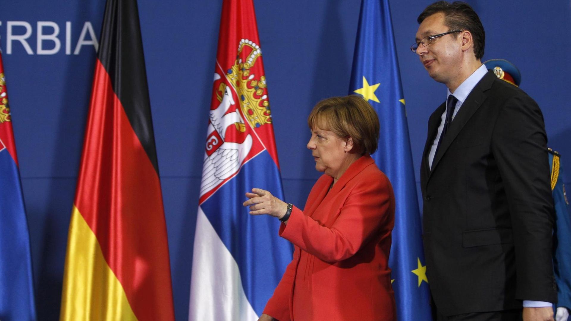 Die deutsche Bundeskanzlerin Angela Merkel (l.) bei ihrem Besuch in Belgrad mit dem serbischen Präsidenten Aleksandar Vucic 2015.