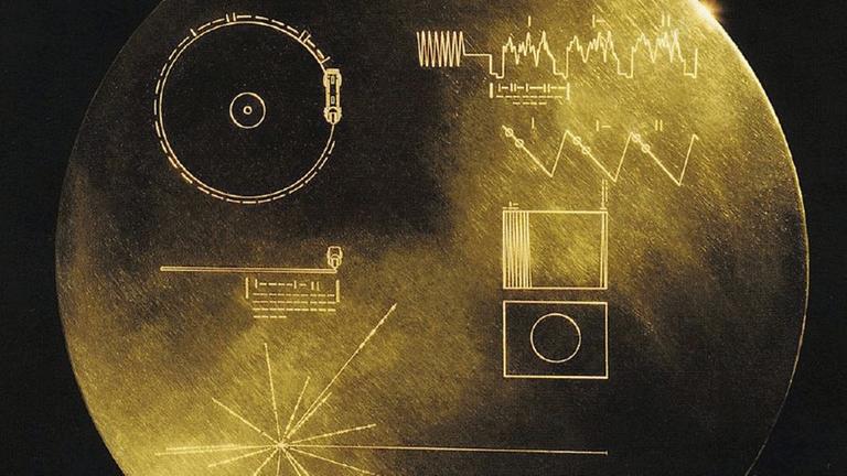 Die Voyager Golden Records sind Datenplatten mit Bild- und Audio-Informationen, die an Bord der 1977 gestarteten interstellaren Raumsonden Voyager 1 und Voyager 2 waren. Die Voyager Golden Records sind Datenplatten mit Bild- und Audio-Informationen, die an Bord der 1977 gestarteten interstellaren Raumsonden Voyager 1 und Voyager 2 waren.
