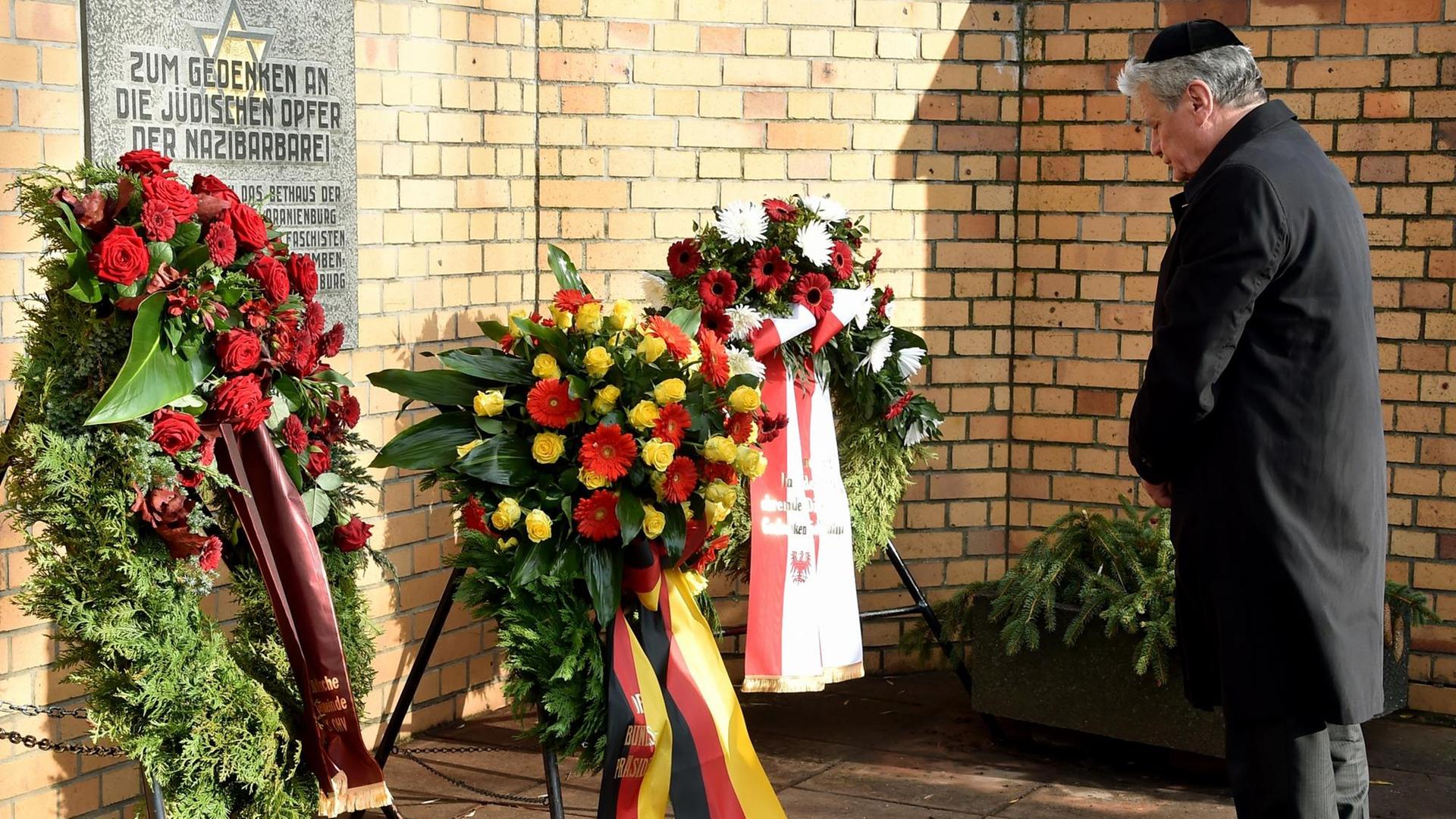Bundespräsident Joachim Gauck legt in Oranienburg (Brandenburg) am Standort der ehemaligen Synagoge einen Kranz nieder - in Gedenken an die Opfer der Reichspogromnacht vor 77 Jahren.