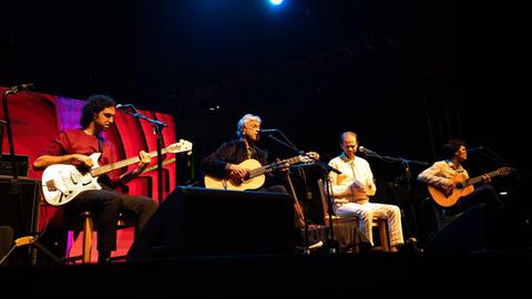 Sänger Caetano Veloso mit seinen Söhnen Moreno, Zeca und Tom bei einem Auftritt in Sao Paulo.