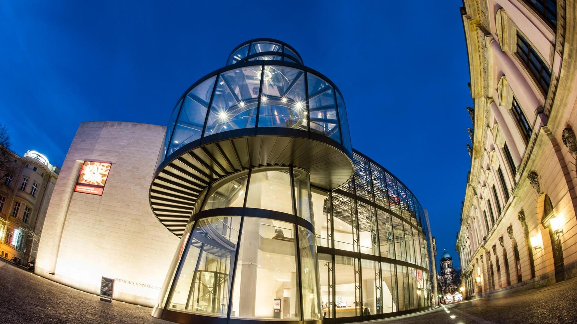 Der blaue Abendhimmel rahmt in Berlin den Bau des deutschen Historischen Museums ein. Das Gebäude gehört zum Ensemble der Museumsinsel. Der blaue Abendhimmel rahmt in Berlin den Bau des deutschen Historischen Museums ein. Das Gebäude gehört zum Ensemble der Museumsinsel.