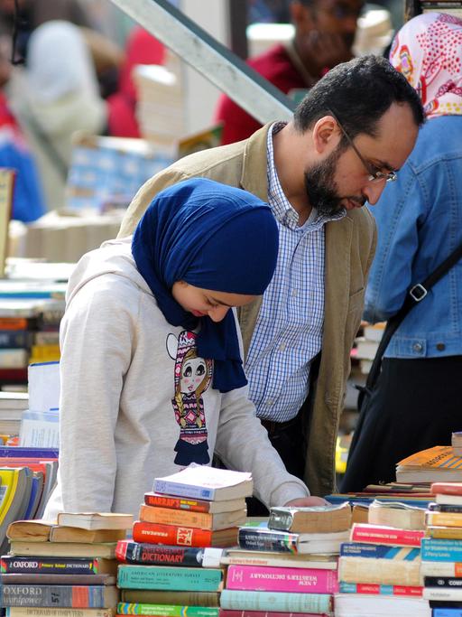 Ägyptische Besucher auf der Buchmesse in Kairo an einem Stand für gebrauchte Bücher