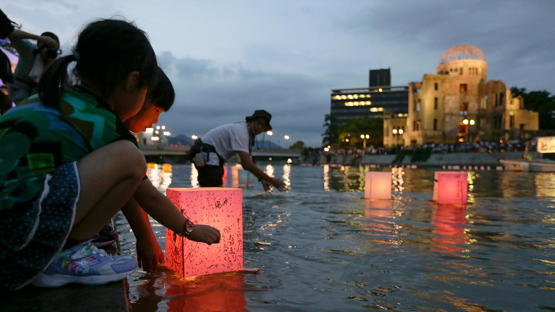 Gedenken an Bombenopfer im japanischen Hiroshima, im Hintergrund das Friedensdenkmal. Gedenken an Bombenopfer im japanischen Hiroshima, im Hintergrund das Friedensdenkmal.