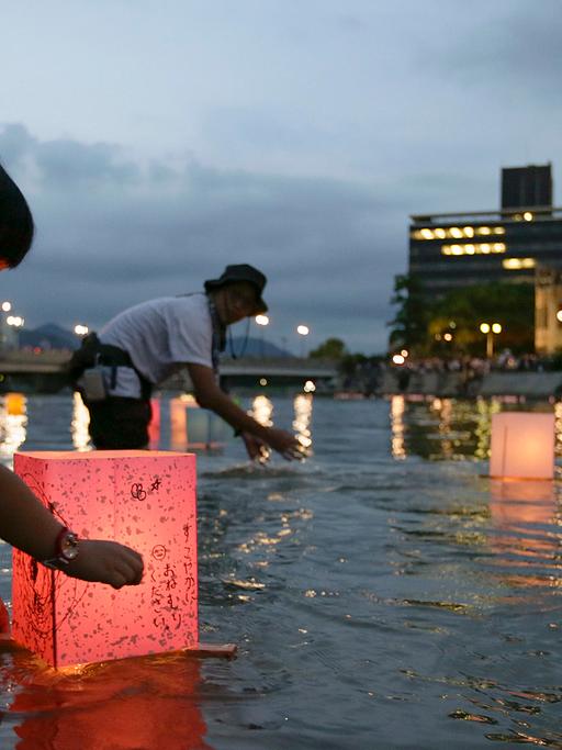 Gedenken an Bombenopfer im japanischen Hiroshima, im Hintergrund das Friedensdenkmal.