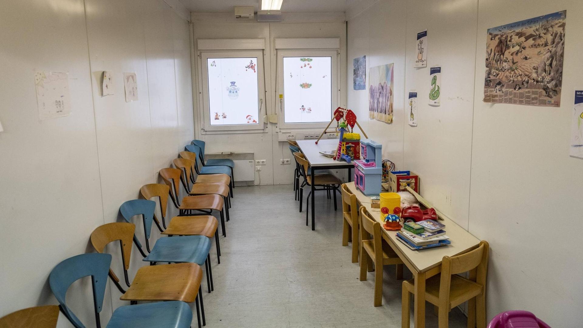 Wartezimmer für medizinische Untersuchung im Anker-Zentrum der Landesdirektion Sachsen in Dresden Wartezimmer für medizinische Untersuchung im Anker-Zentrum der Landesdirektion Sachsen in Dresden