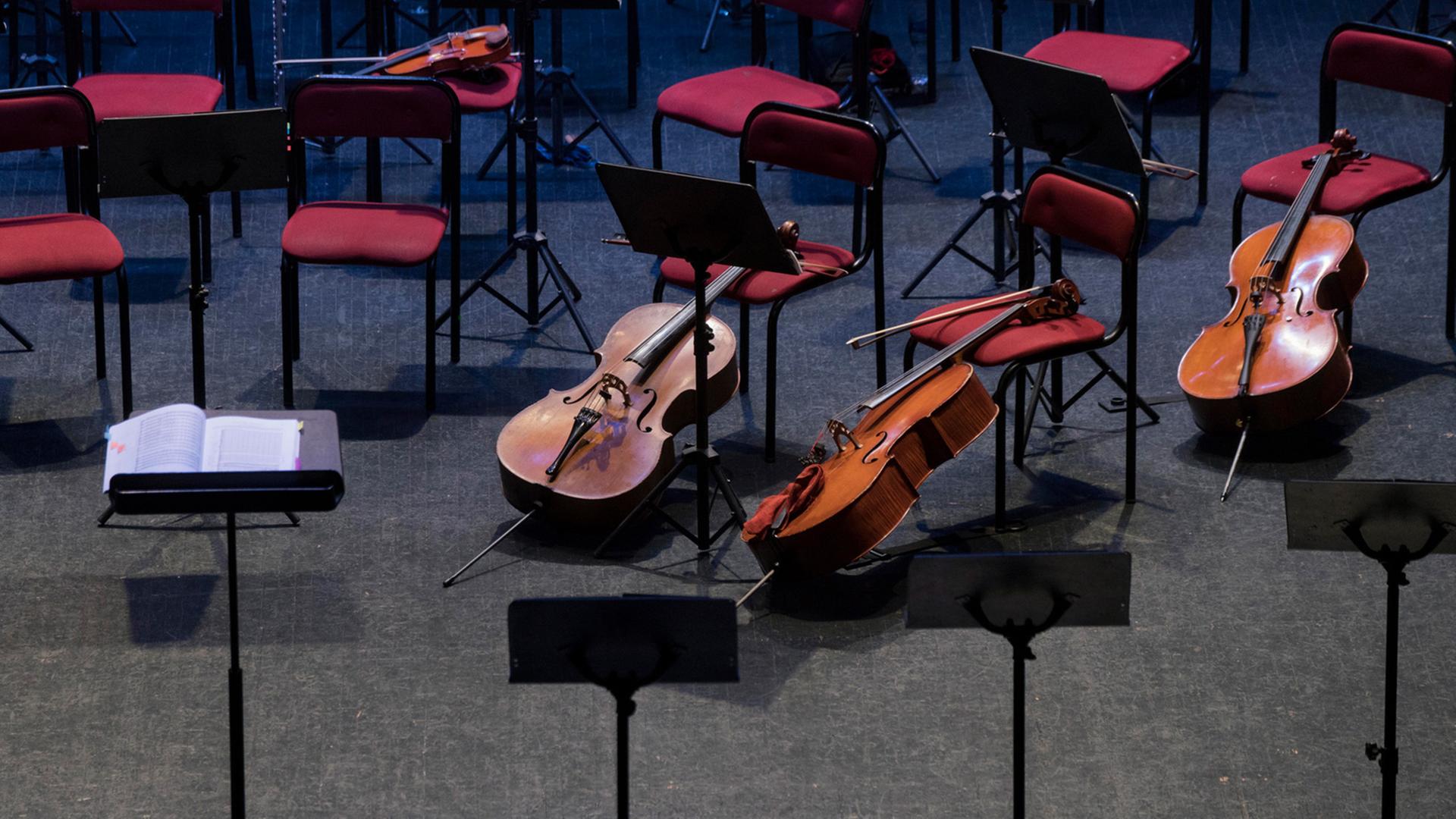 Ein Orchestergraben mit Instrumenten Ein Orchestergraben mit Instrumenten
