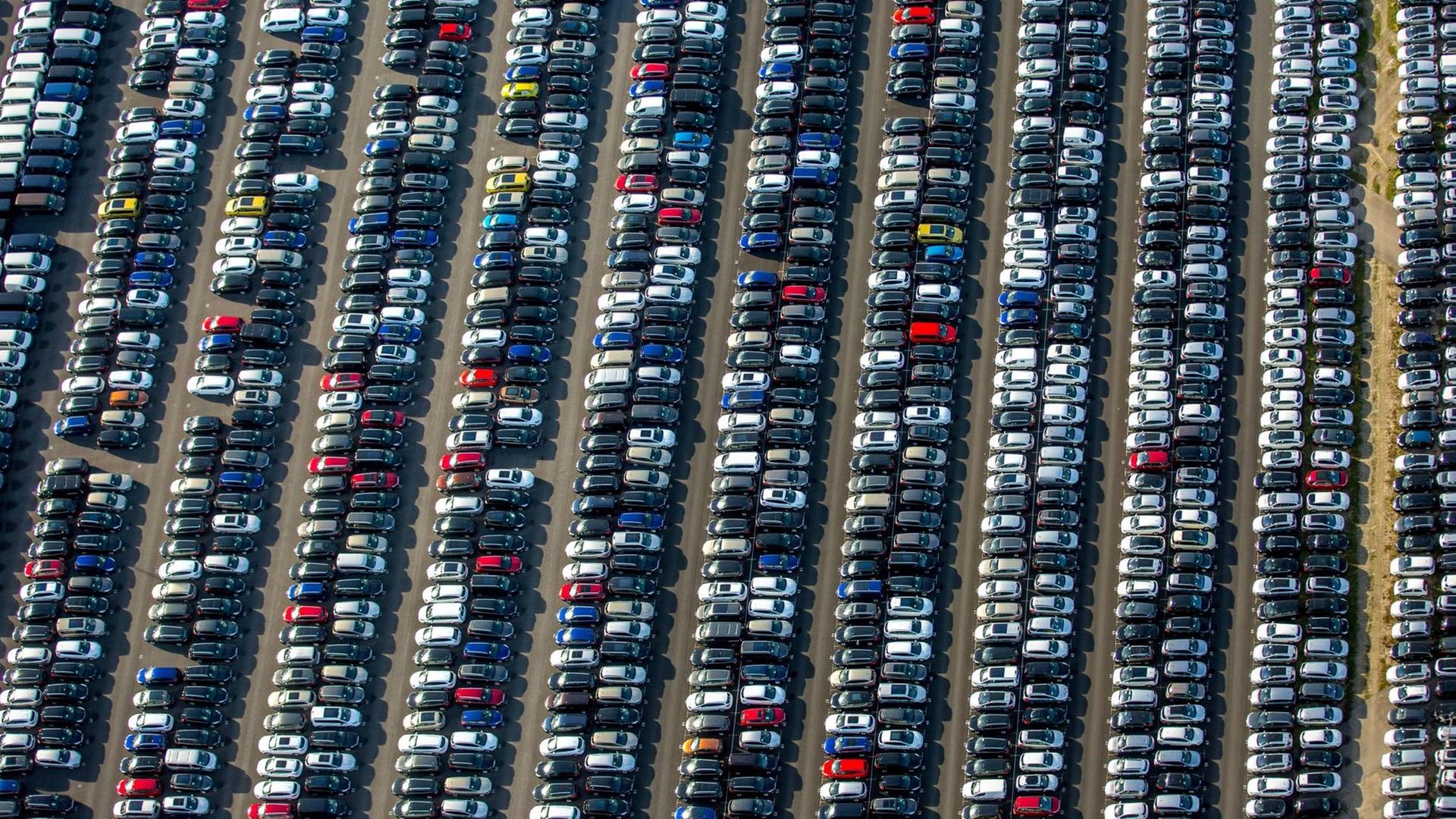 Sehr viele parkende Autos aus der Vogelperspektive Sehr viele parkende Autos aus der Vogelperspektive