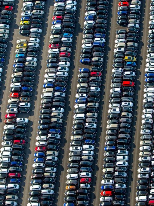 Sehr viele parkende Autos aus der Vogelperspektive