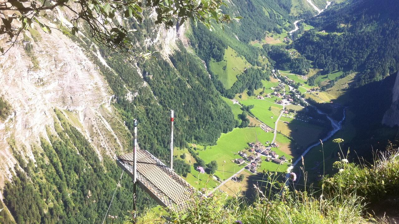 Die Absprungstelle im Lauterbrunnental: Hier geht es rund 700 Meter in die Tiefe Die Absprungstelle im Lauterbrunnental: Hier geht es rund 700 Meter in die Tiefe
