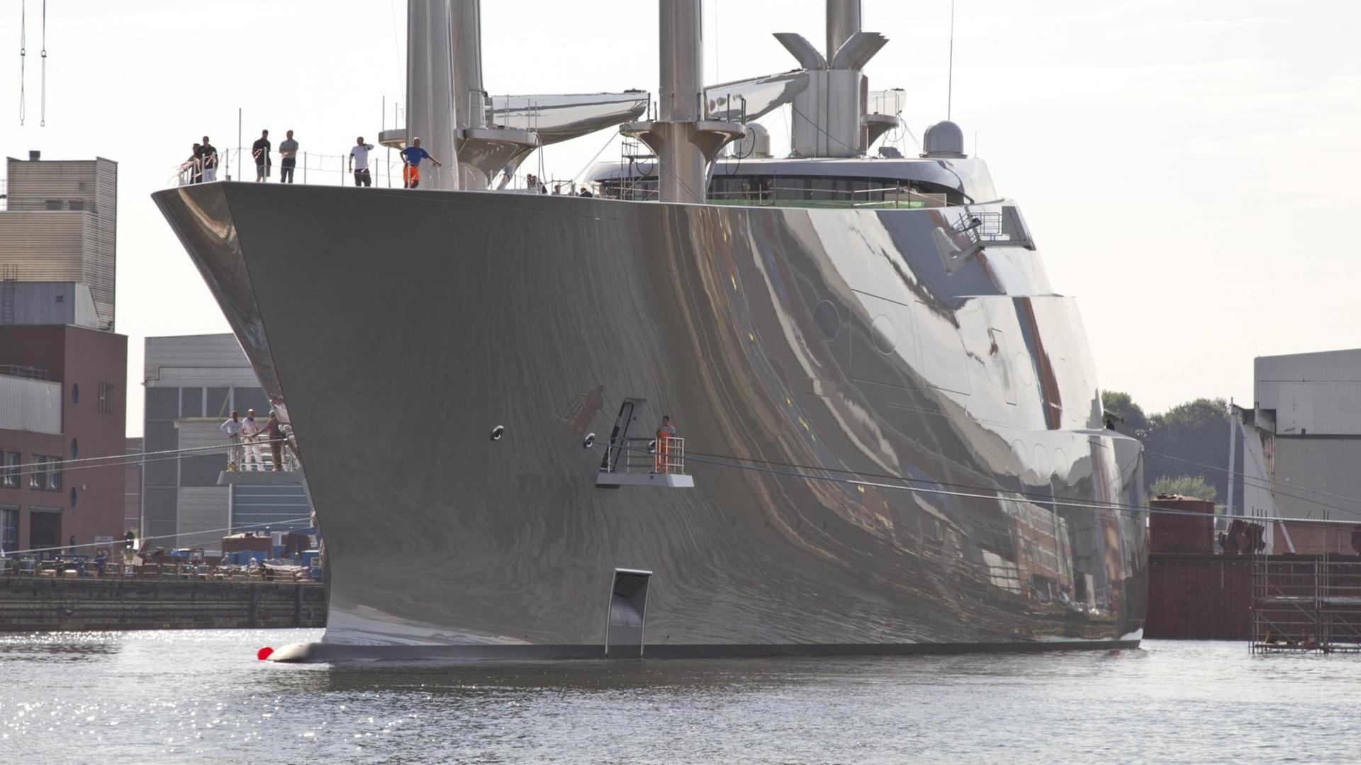 Von der Werft Nobiskrug in Kiel gebaute Segelyacht. Mit einer Länge von 142,81 Metern gilt sie als die größte Segelyacht der Welt. Eigner ist der russische Oligarch und Milliardär Andrey Melnichenko. Designer ist Philippe Starck, der bereits Melnitschenkos Motoryacht hat. Von der Werft Nobiskrug in Kiel gebaute Segelyacht. Mit einer Länge von 142,81 Metern gilt sie als die größte Segelyacht der Welt. Eigner ist der russische Oligarch und Milliardär Andrey Melnichenko. Designer ist Philippe Starck, der bereits Melnitschenkos Motoryacht hat.