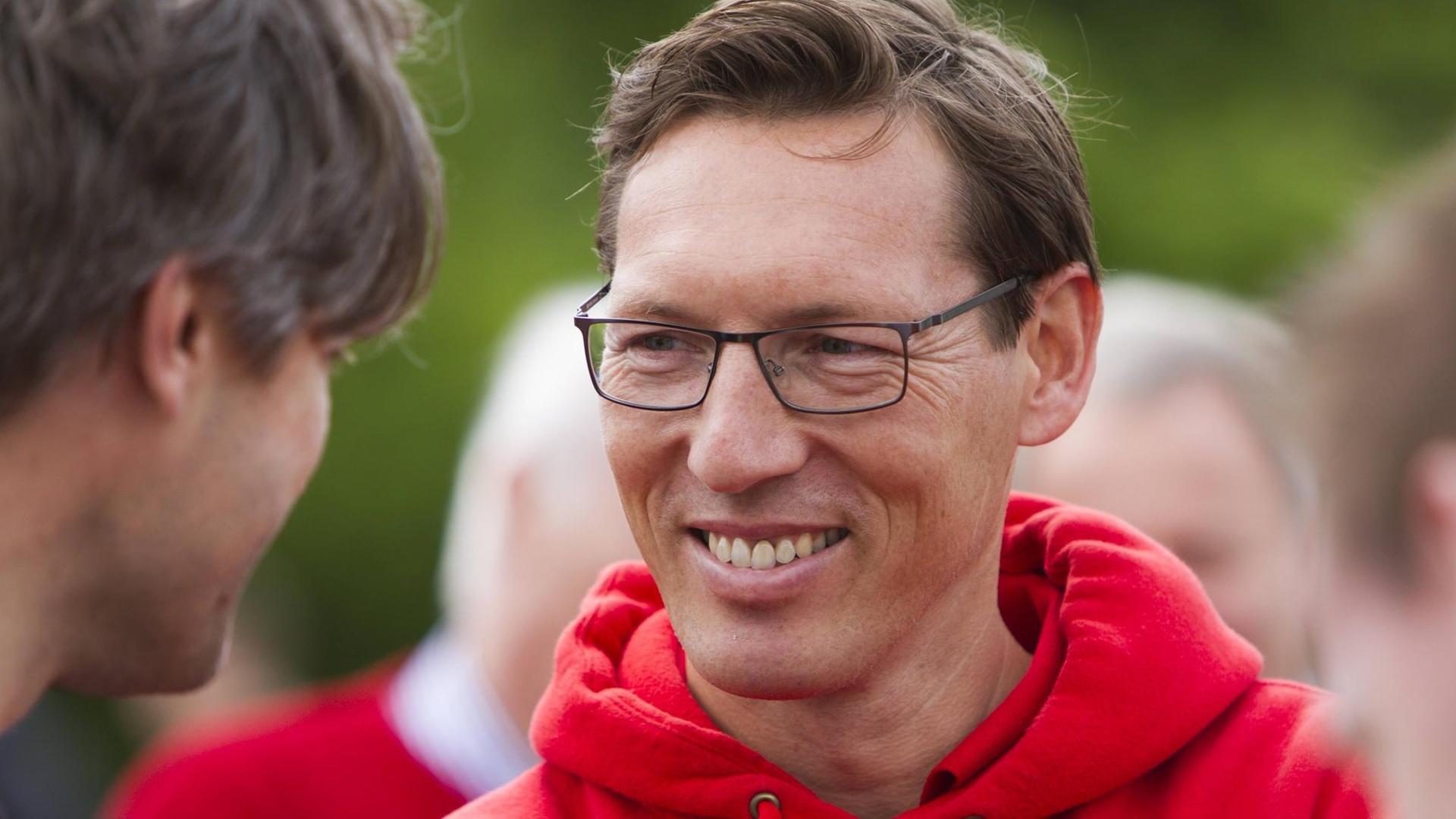 Bildnummer: 10559537 Datum: 11.05.2012 Copyright: imago/Meike Engels Sportabzeichen Tour 2012. Auftakt in Mölln am 11.05.2012 im Stadion am Schulberg. Andreas Dittmer im Gespräch mit Gerd Schönfelder. Andreas Dittmer im Gespräch mit Gerd Schönfelder. ; Leichtathletik soziales Engagement Jugend Nachwuchs xsp x0x 2012 quer Abzeichen Mölln Tour 2012 DOSB Breitensport Kinder Bewegung Veranstaltung Schleswig Holstein Sportabzeichen Andreas Dittmer Gespräch Gerd Schönfelder Brille Lachen Freude freundlich Image number 10559537 date 11 05 2012 Copyright imago Meike Engels Sport badges Tour 2012 Beginning in Mölln at 11 05 2012 in Stadium at Schulberg Andreas Dittmer in Conversation with Gerd Schönfelder Andreas Dittmer in Conversation with Gerd Schönfelder Athletics Social Affairs Commitment Youth Offspring x0x 2012 horizontal Insignia Mölln Tour 2012 DOSB Popular sport Children Movement Event Schleswig Holstein Sport badges Andreas Dittmer Conversation Gerd Schönfelder Glasses Laughing happiness kind Bildnummer: 10559537 Datum: 11.05.2012 Copyright: imago/Meike Engels Sportabzeichen Tour 2012. Auftakt in Mölln am 11.05.2012 im Stadion am Schulberg. Andreas Dittmer im Gespräch mit Gerd Schönfelder. Andreas Dittmer im Gespräch mit Gerd Schönfelder. ; Leichtathletik soziales Engagement Jugend Nachwuchs xsp x0x 2012 quer Abzeichen Mölln Tour 2012 DOSB Breitensport Kinder Bewegung Veranstaltung Schleswig Holstein Sportabzeichen Andreas Dittmer Gespräch Gerd Schönfelder Brille Lachen Freude freundlich Image number 10559537 date 11 05 2012 Copyright imago Meike Engels Sport badges Tour 2012 Beginning in Mölln at 11 05 2012 in Stadium at Schulberg Andreas Dittmer in Conversation with Gerd Schönfelder Andreas Dittmer in Conversation with Gerd Schönfelder Athletics Social Affairs Commitment Youth Offspring x0x 2012 horizontal Insignia Mölln Tour 2012 DOSB Popular sport Children Movement Event Schleswig Holstein Sport badges Andreas Dittmer Conversation Gerd Schönfelder Glasses Laughing happiness kind